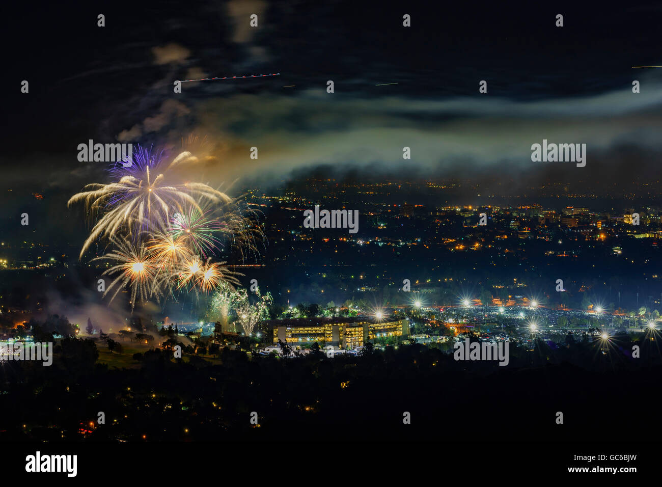 Bellissimi fuochi d'artificio sopra il famoso Rose Bowl del 4 luglio evento Foto Stock