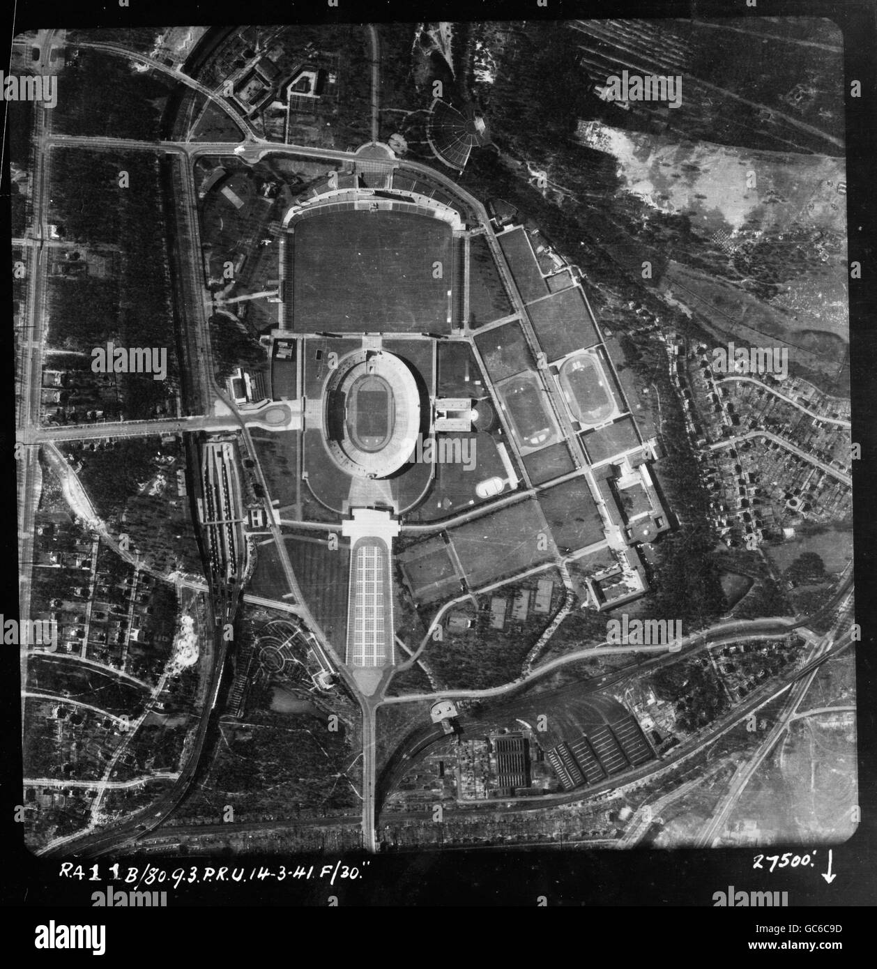 - CORONA DI CREDITO OBBLIGATORIA COPYRIGHT/RCAHMS Stadio Olimpico, Berlino, Germania, In una fotografia di ricognizione scattata dalla Royal Air Force il 14 marzo 1941 che è ora nell'Archivio di ricognizione aerea (TARA) il cui custode è la Commissione reale sui monumenti antichi e storici della Scozia (RCAHMS) e che da questo Lunedi, essere disponibile on-line al pubblico. Foto Stock