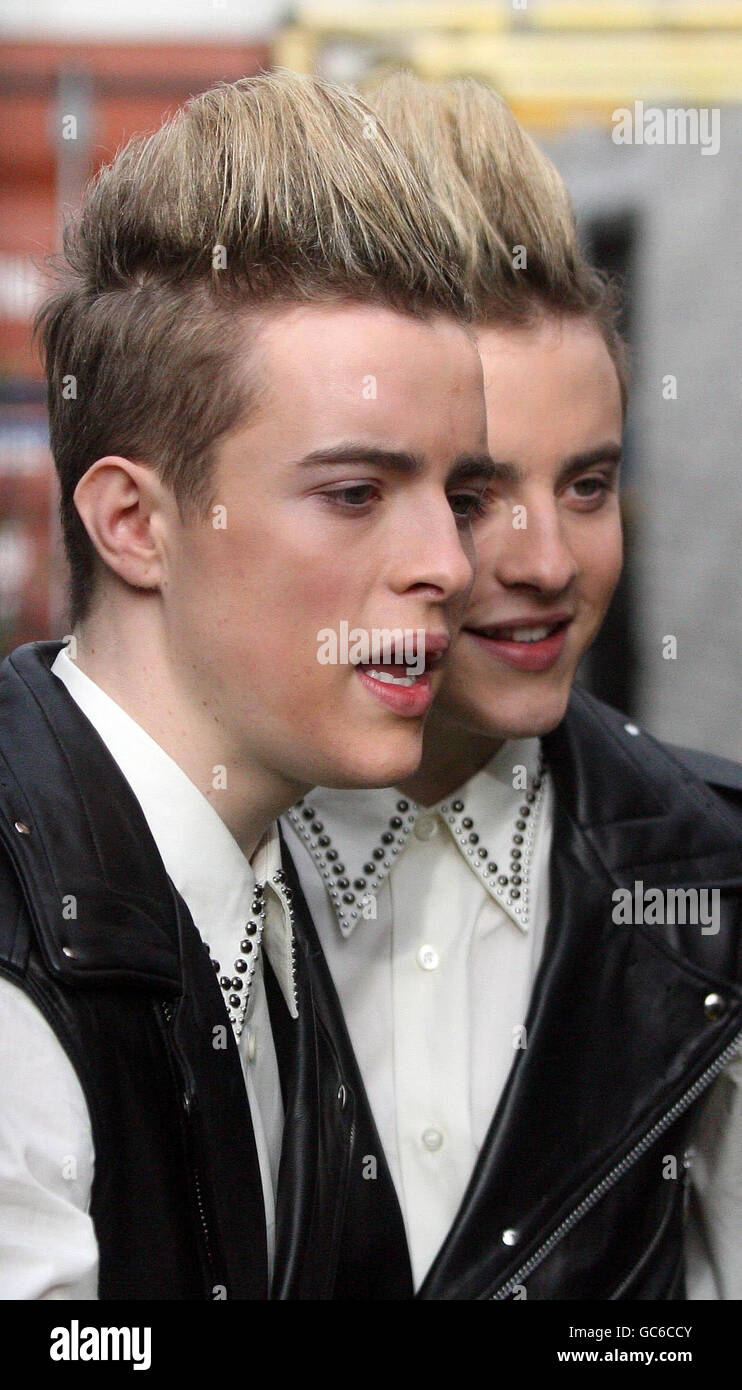 Jedward ha votato contro il fattore X. John ed Edward Grimes, soprannominato Jedward, lasciano gli studi televisivi dell'ITV a Londra. Foto Stock