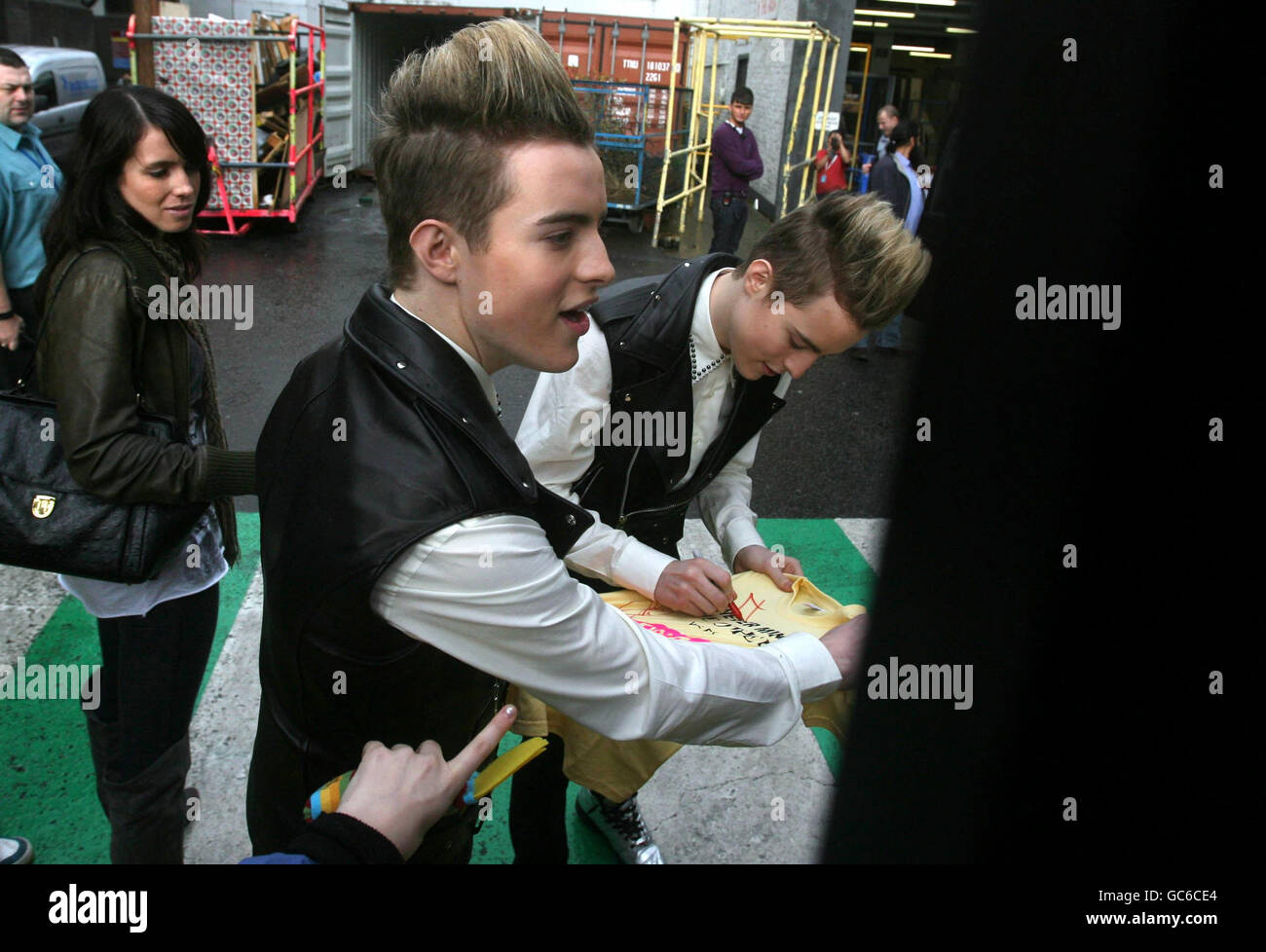 John ed Edward Grimes, soprannominati Jedward, firmano autografi mentre lasciano gli studi televisivi ITV a Londra. Foto Stock