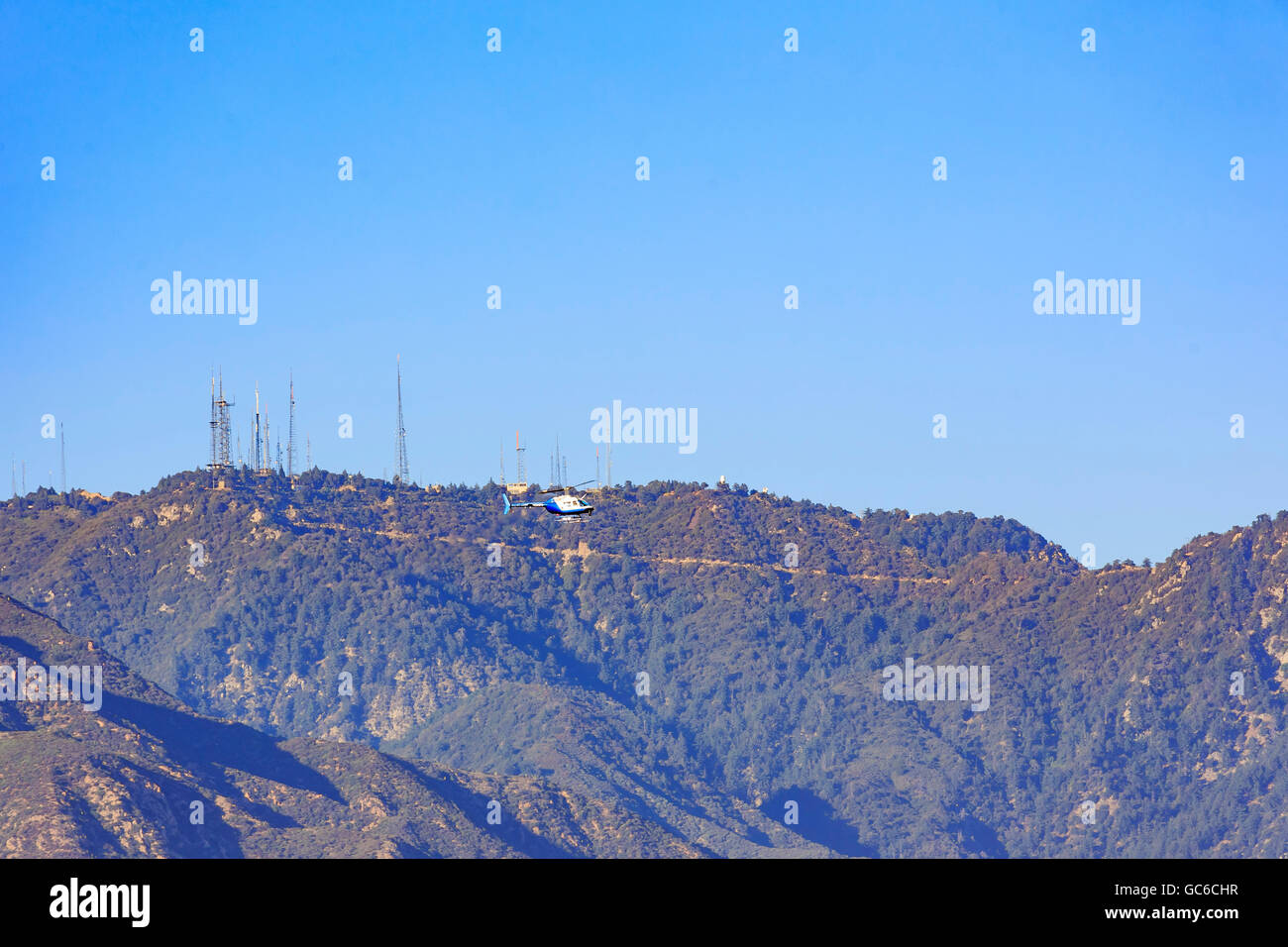 Elicottero e Mt Wilson intorno al sole tempo impostato Foto Stock