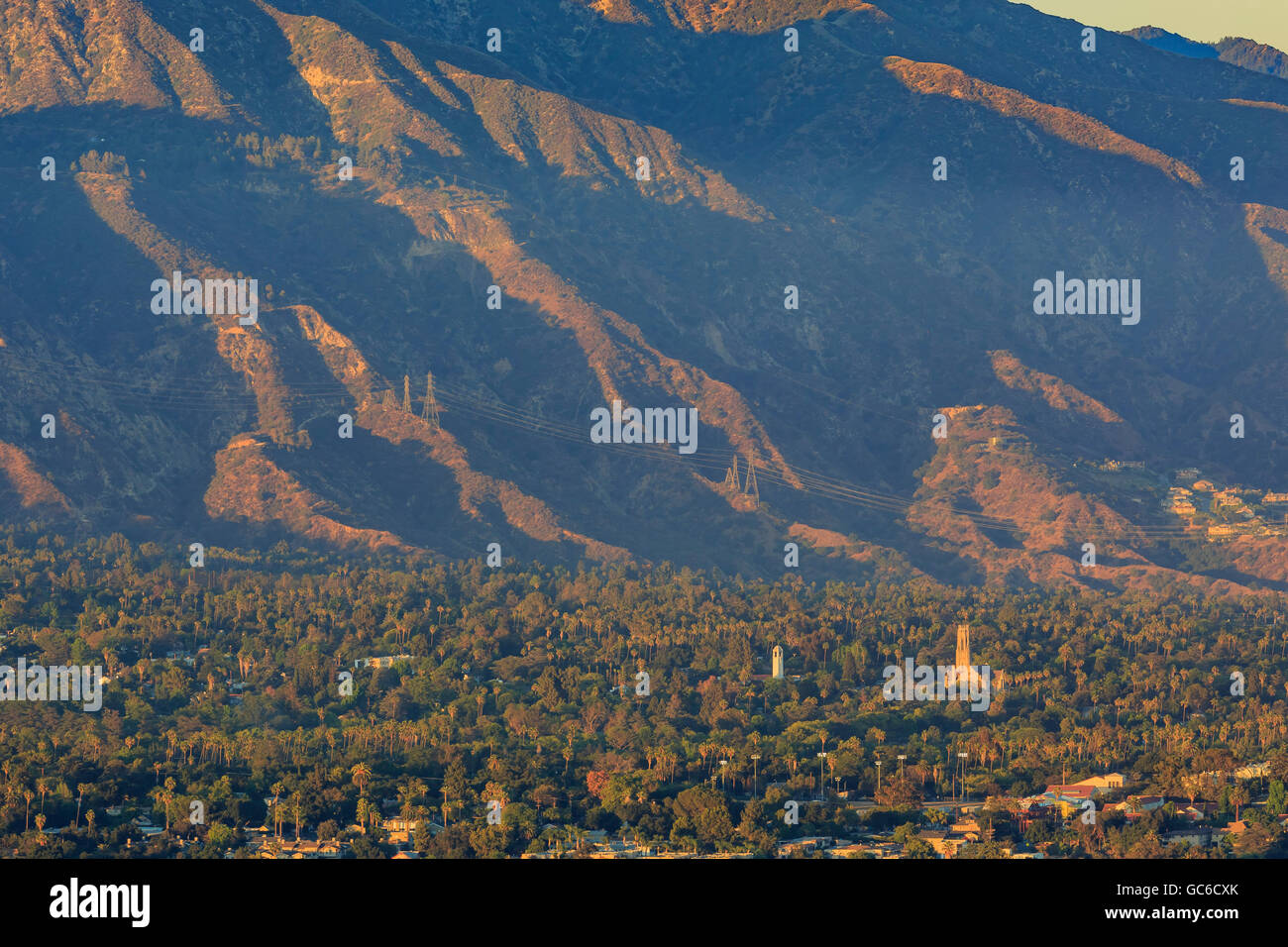 Bella chiesetta e Mt Wilson durante il tramonto Foto Stock