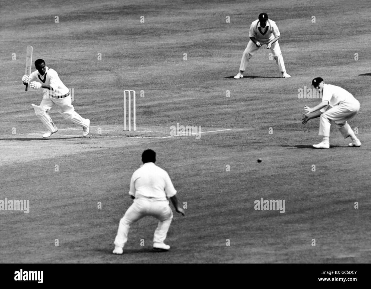 Cricket - Marylebone Cricket Club / West Indians - giorno uno - Lord's Cricket Ground. C.C.Hunte guida una palla da D.J.Brown del M.C.C per 2 Foto Stock