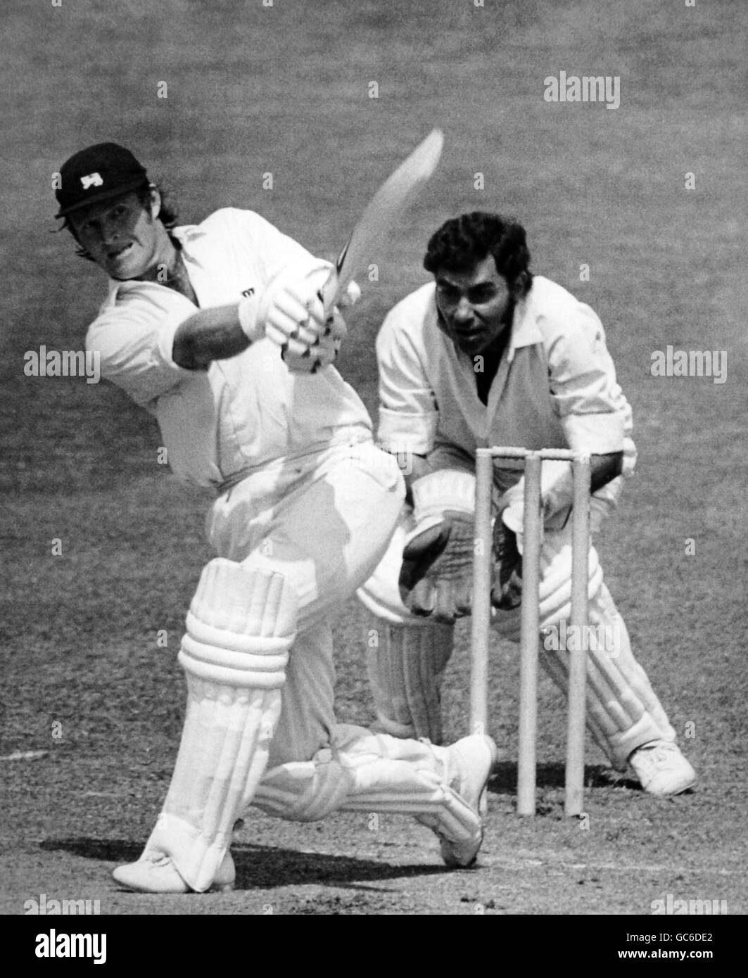 Cricket - Coppa del mondo Prudential 1975 (Gruppo A) - Inghilterra / India - campo da cricket Lord's. Dennis amiss distrugge la palla Foto Stock