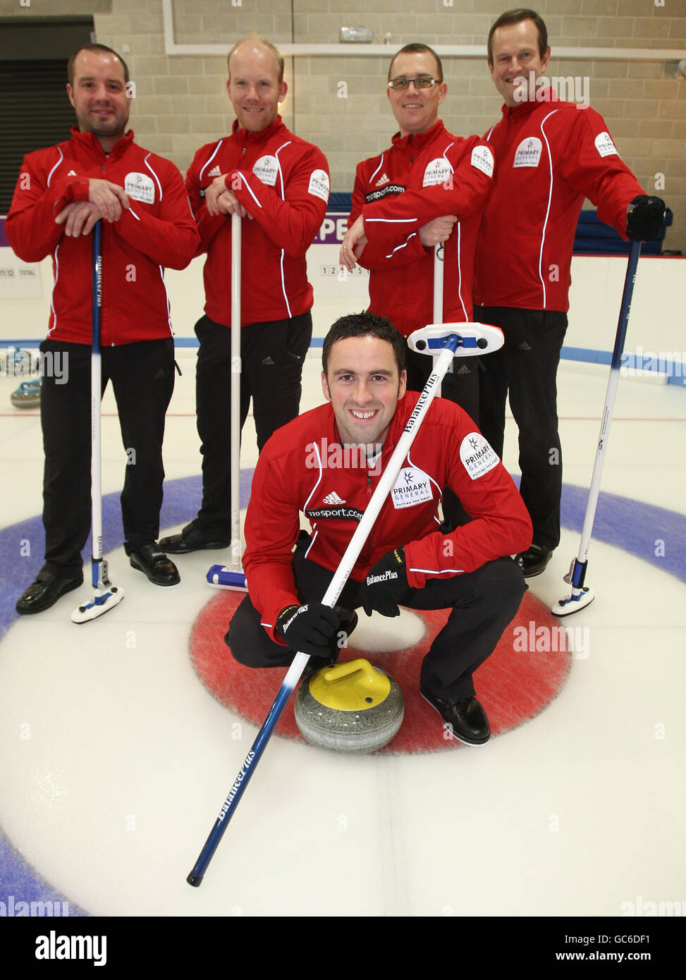 David Murdoch (al centro) con la schiena L-R Euan Byers, Ewan MacDonald, Graeme Connal e Pete Smith della squadra di allenamento delle Olimpiadi invernali del British Curling durante una giornata di media al Peak Ice Center di Stirling. Foto Stock