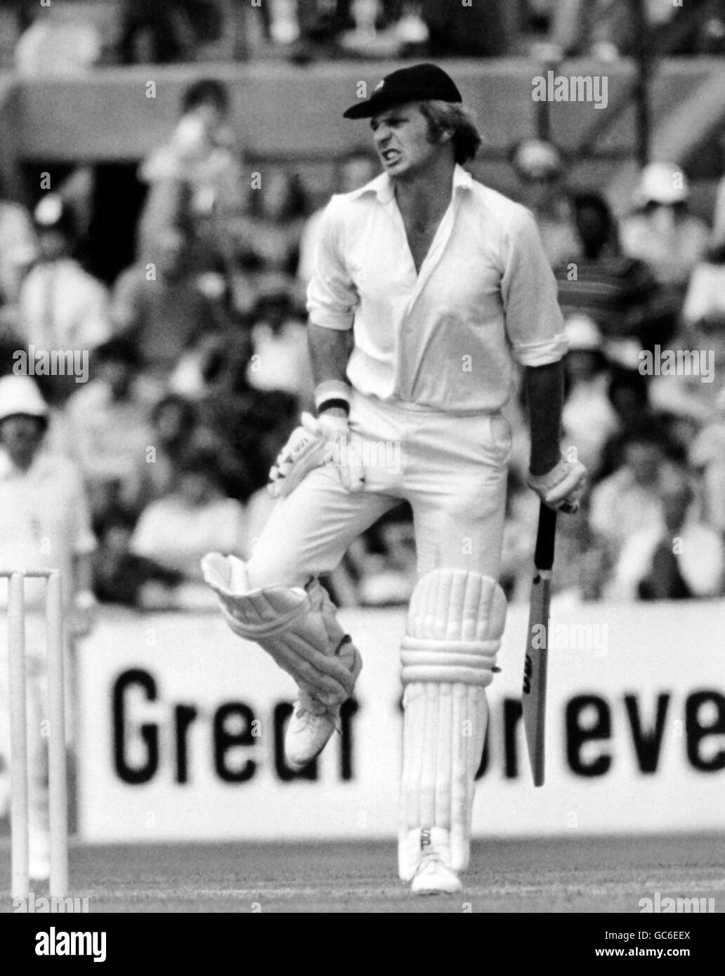 Cricket - Inghilterra / Nuova Zelanda - Nuova Zelanda nelle Isole britanniche 1978 (1° test) - The Oval. il battitore NEOZELANDESE Tony Blain è colpito da una palla Foto Stock