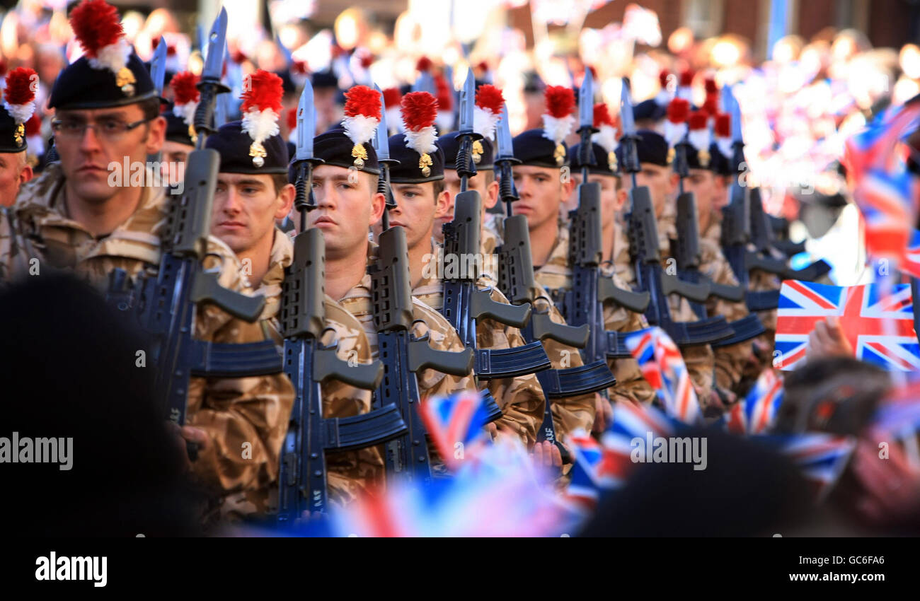 Soldati del secondo Battaglione il Reggimento reale dei Fusiliers marciano attraverso Warwick mentre segnano il loro ritorno a casa dalle operazioni in Iraq e Afghanistan. Foto Stock