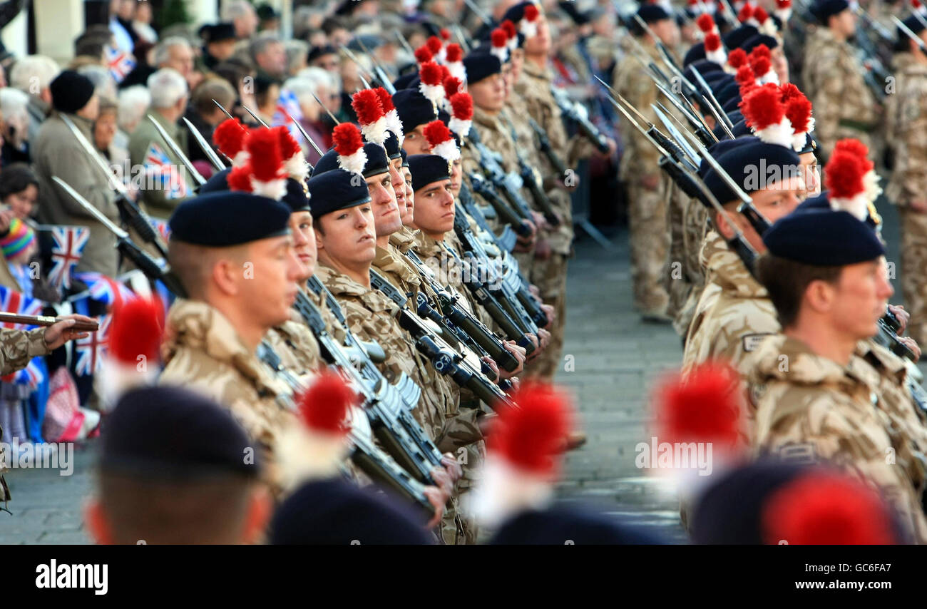 Soldati del secondo Battaglione il Reggimento reale dei Fusiliers marciano attraverso Warwick mentre segnano il loro ritorno a casa dalle operazioni in Iraq e Afghanistan. Foto Stock