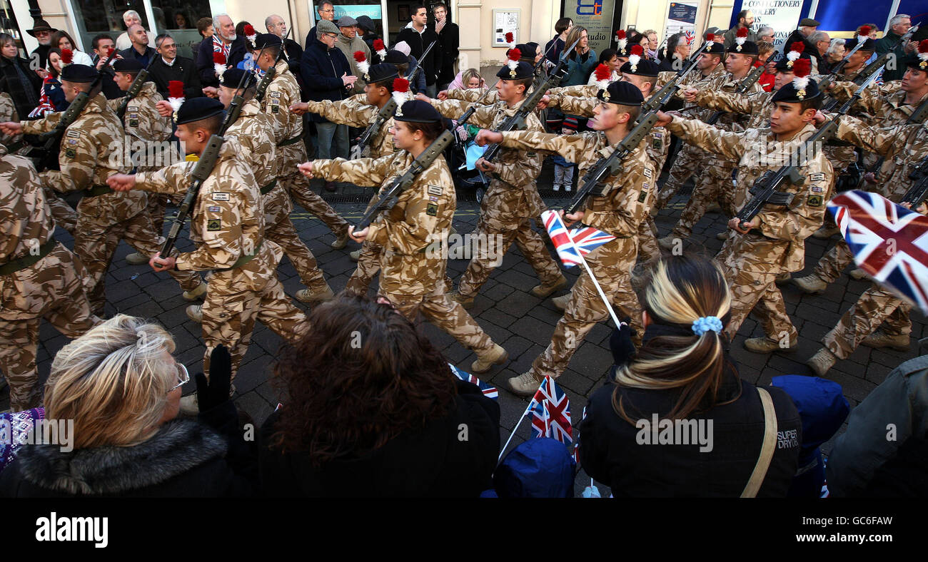 Soldati del secondo Battaglione il Reggimento reale dei Fusiliers marciano attraverso Warwick mentre segnano il loro ritorno a casa dalle operazioni in Iraq e Afghanistan. Foto Stock