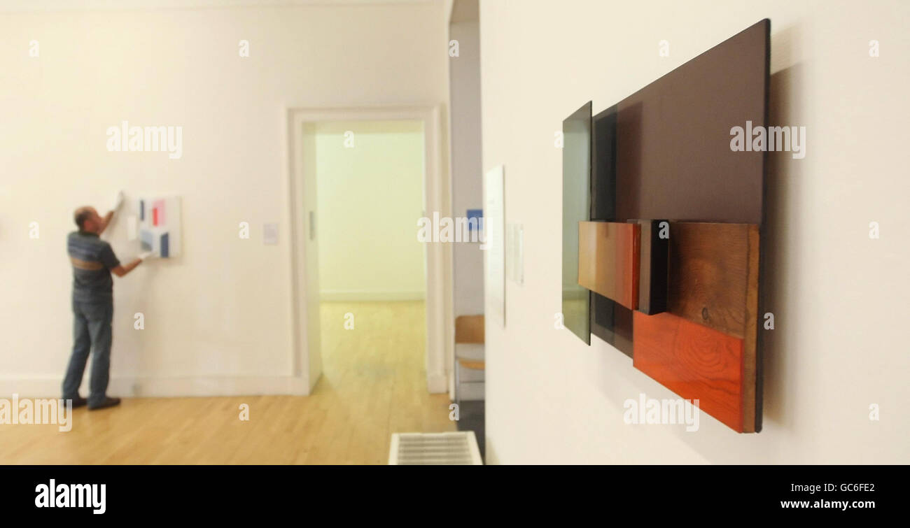 Un'opera intitolata "Light Screen" dell'artista Adrian Heath è riappesa alla National Gallery of Modern Art di Edimburgo. Foto Stock