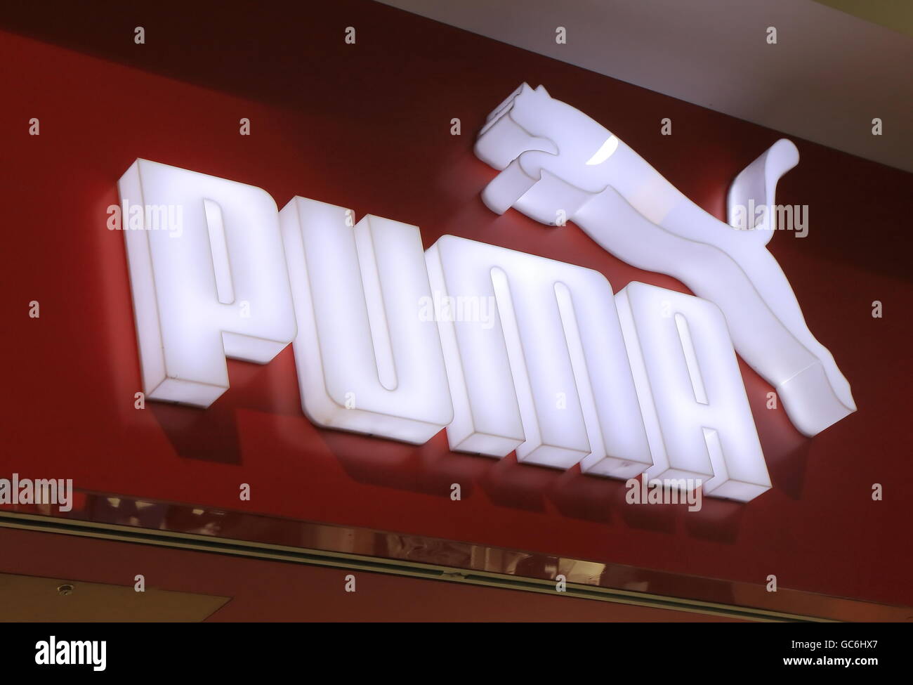 Puma sportswear company. Multinazionale tedesca produce calzature e abbigliamento sportivo. Foto Stock