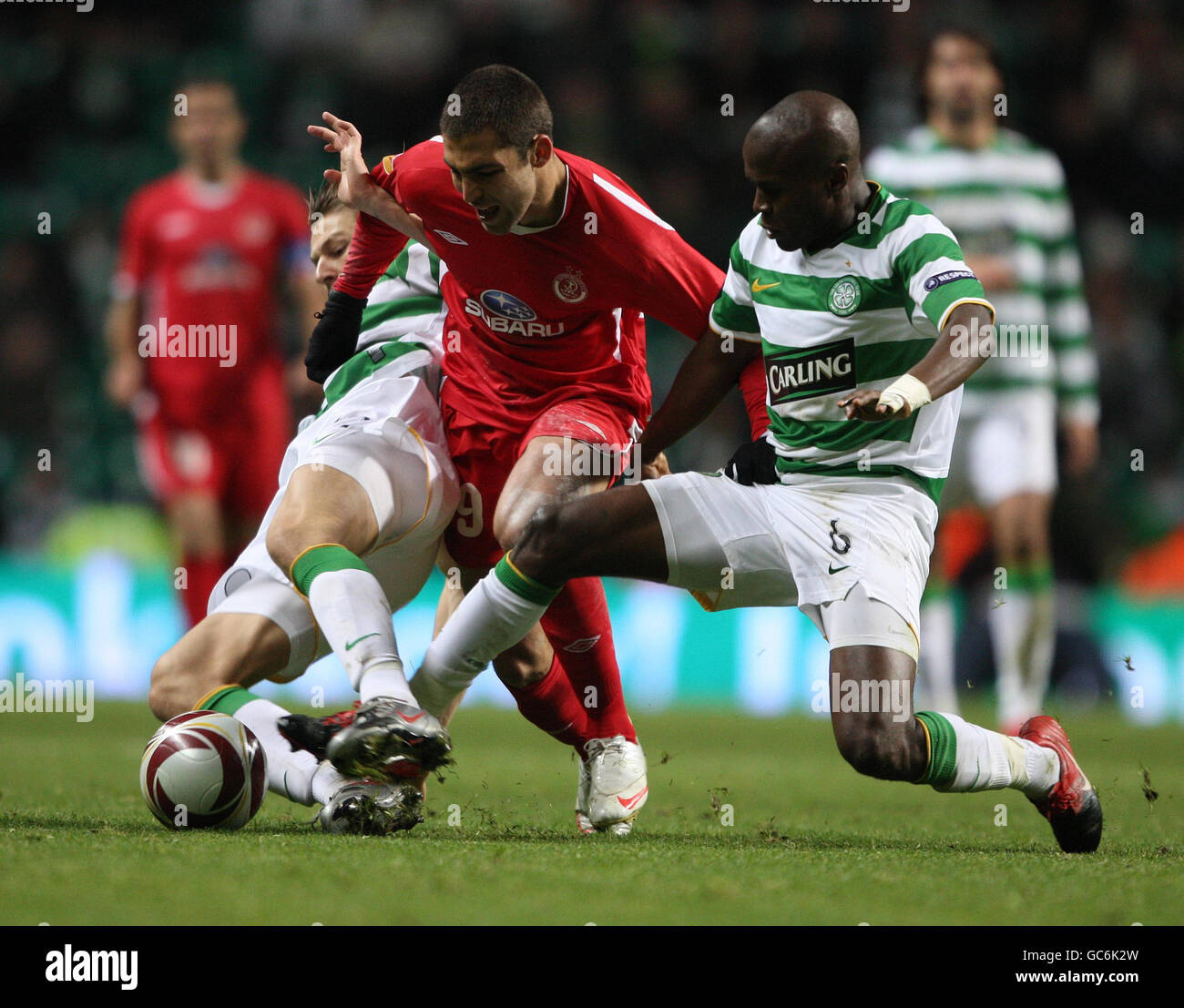 Celtic's Glen Loovens (a sinistra) e Landry Nguemo in azione con Etey Shechter di Hapoel Tel-Aviv durante la partita della Europa League al Celtic Park di Glasgow. Foto Stock