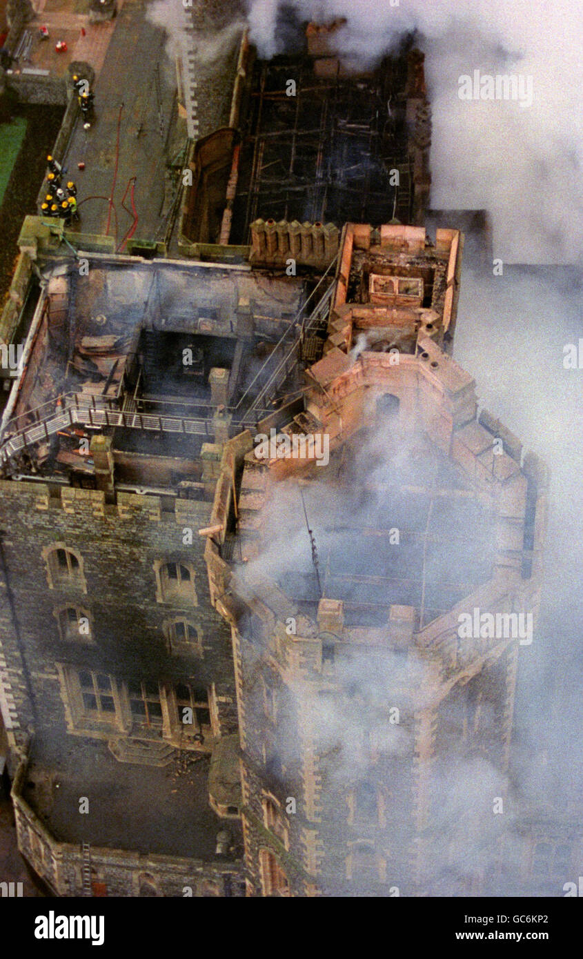 Disastri e incidenti - Windsor Castle Fire - Windsor. Una vista aerea del Castello di Windsor, dopo lo scoppio del fuoco nella Cappella privata della Regina. Foto Stock