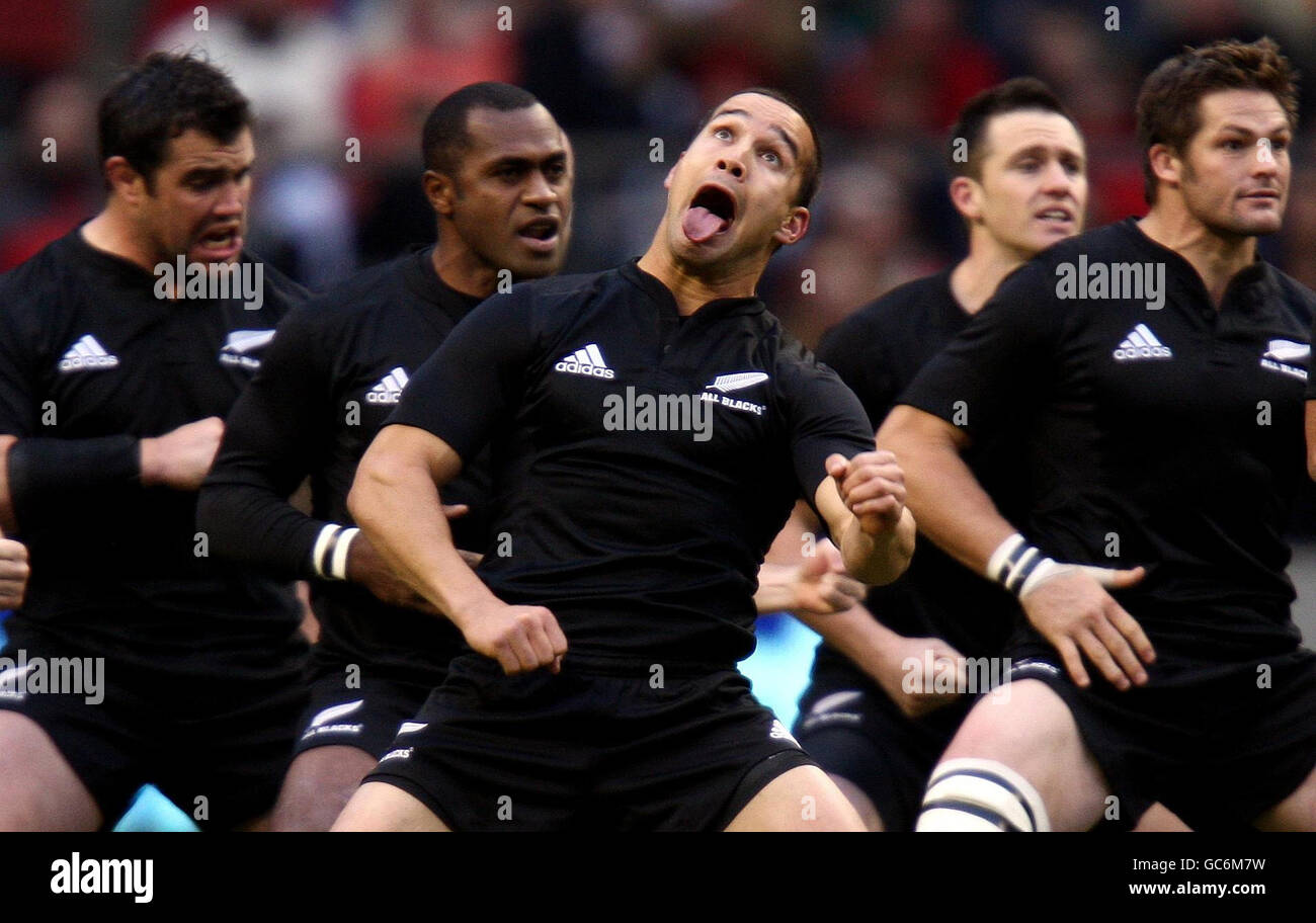 Rugby Union - il Trofeo MasterCard - Barbarians / Nuova Zelanda - Twickenham. Tamati Ellison della Nuova Zelanda durante l'Haka prima della partita del Trofeo MasterCard a Twickenham, Londra. Foto Stock