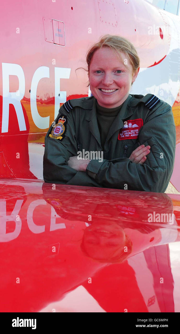 Il tenente di volo Kirsty Moore, la prima pilota donna ad unirsi alle frecce rosse, sorride a RAF Scampton, Lincolnshire. Foto Stock