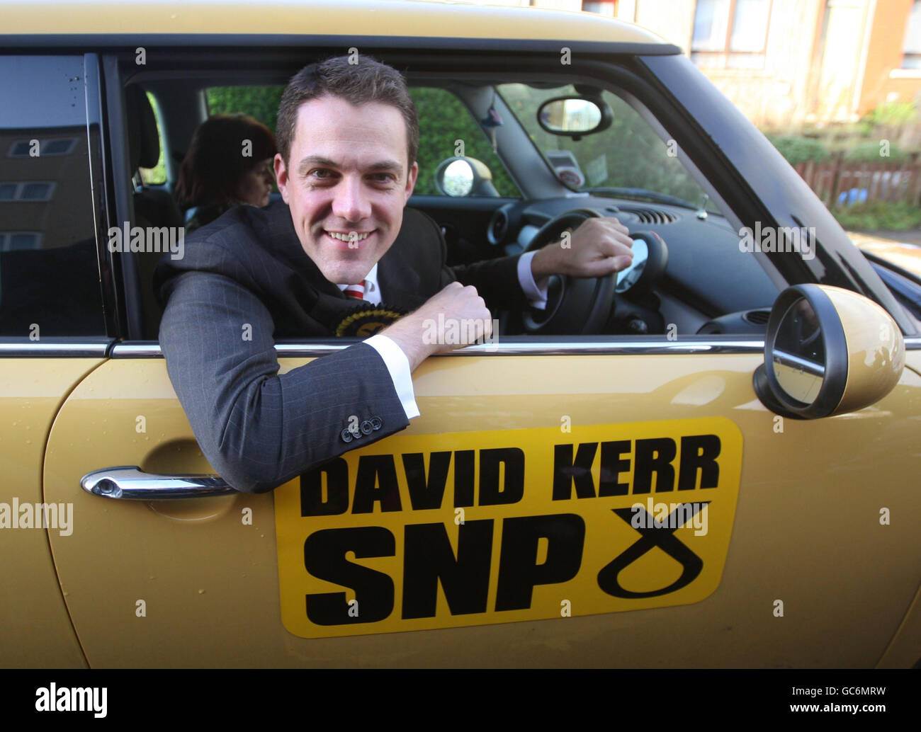 David Kerr, candidato SNP per la by-elezione di Glasgow North East, visita il seggio elettorale della Scuola materna di Scaraway mentre le votazioni sono in corso nella by-elezione del Nord Est. Foto Stock