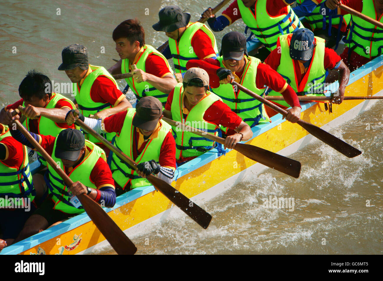 Lavoro di squadra di uomo, canottaggio dragon boat in racing, provare a fila ad alta velocità e con lo spirito del campionato, il ritmo della paletta in modo dinamico Foto Stock