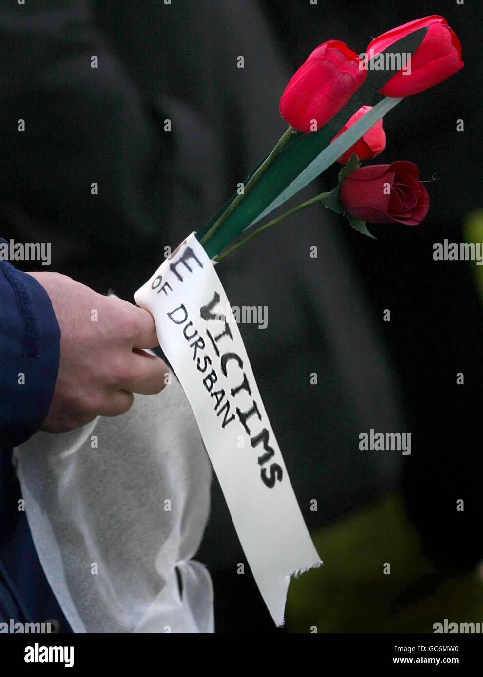 I dimostranti si riuniscono per ricordare il 25° anniversario del disastro di Bhopal, fuori dello stabilimento Dow Chemical Company di Grangemouth, Scozia. Foto Stock