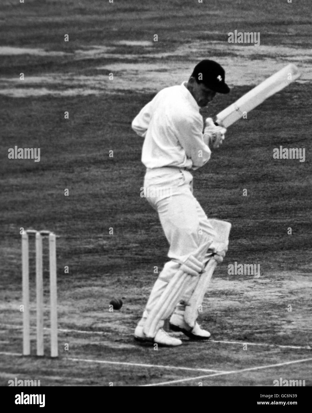 M.H. Denness (Kent) l'uomo della partita guida una palla da K.Palmer e quasi gioca di nuovo sul suo wicket Foto Stock