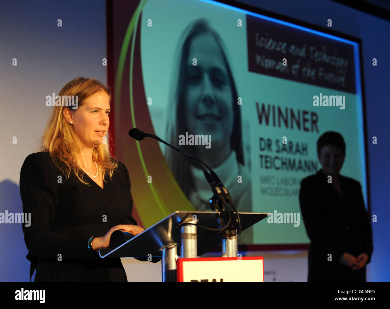 Il dottor Sarah Teichmann è premiato con i premi Science and Technology Woman of the Future durante i premi Women of the Future al Marriott Hotel di Londra Foto Stock