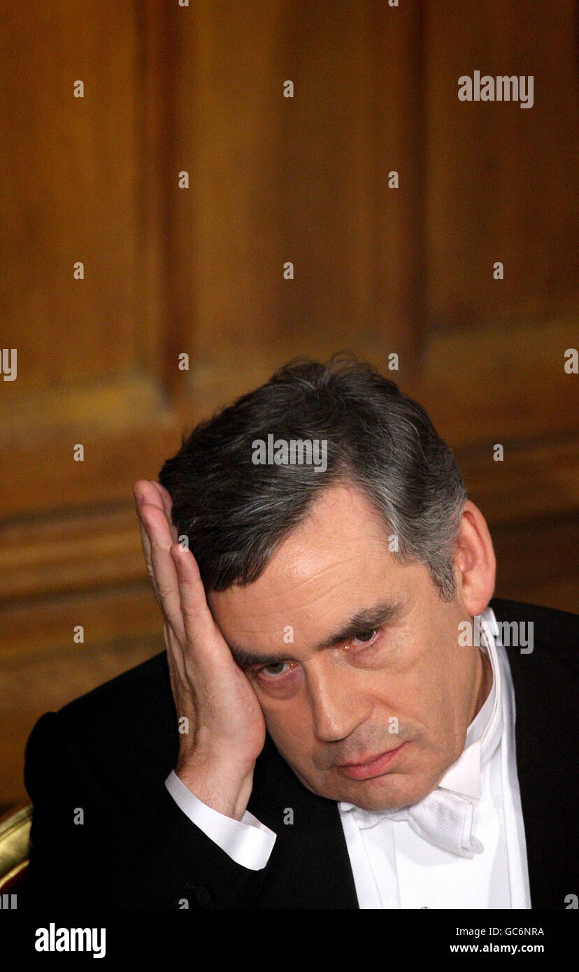 Il primo Ministro Gordon Brown si prepara a tenere il suo discorso durante il banchetto del Sindaco del Signore, presso la Guildhall nella città di Londra. Foto Stock