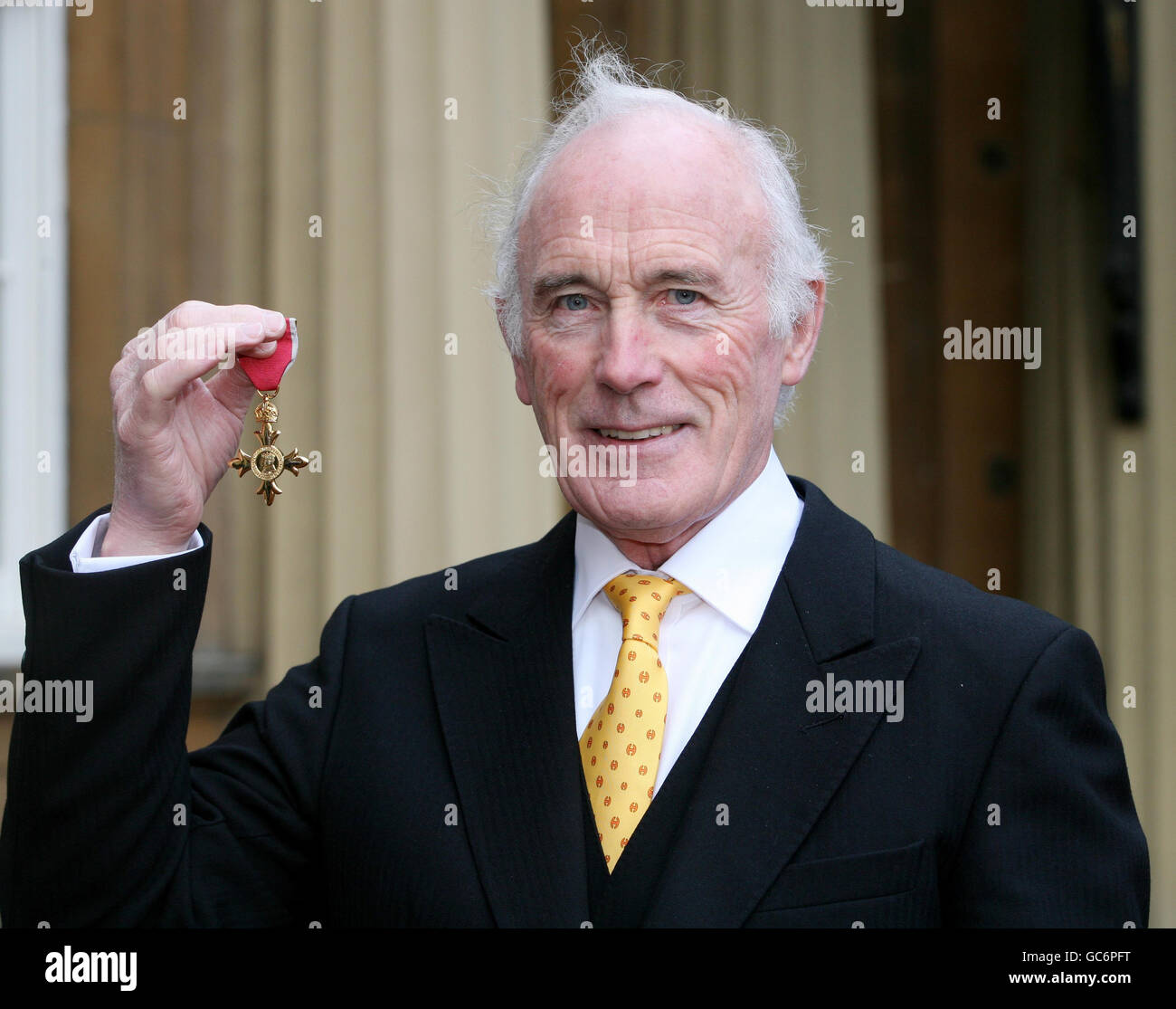 Lo scultore John Sherlock ha ricevuto l'ordine della medaglia inglese Empre (OBE) a Buckingham Palace dal Principe di Galles. Foto Stock