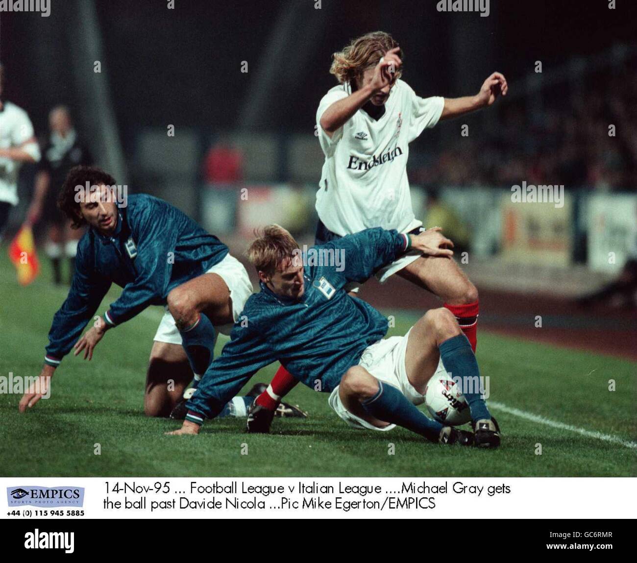 14 novembre 95. Campionato di calcio / Lega Italiana .Michael Grey passa la palla a Davide Nicola Foto Stock