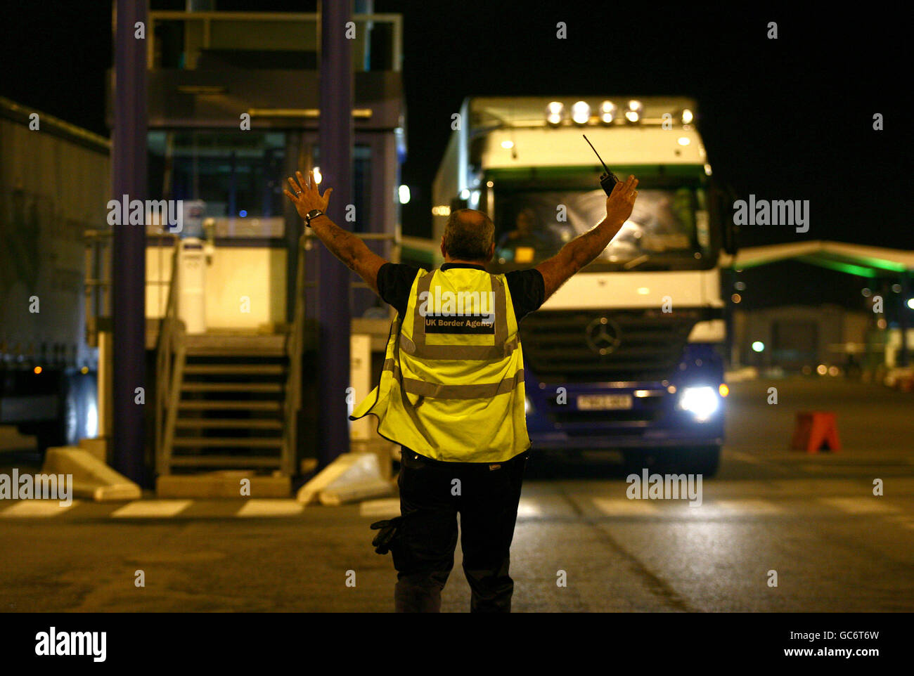 Il personale dell'Agenzia di frontiera britannica al porto dei traghetti di Calais, in Francia, controlla gli autocarri diretti al Regno Unito per gli immigrati che si nascondono al loro interno. Data immagine: Mercoledì 19 agosto 2009. Vedere PA storia POLITICA migrazione. Il credito fotografico dovrebbe essere: Gareth Fuller/PA Wire Foto Stock