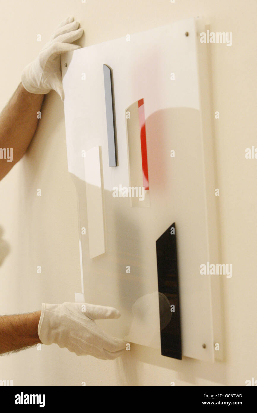 Un'opera intitolata "Light Screen" dell'artista Adrian Heath è riappesa alla National Gallery of Modern Art di Edimburgo. Foto Stock