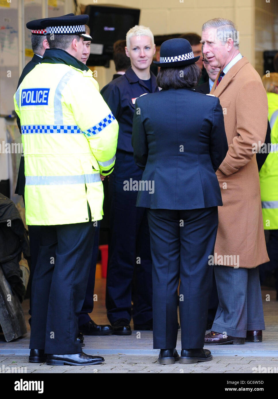 Il Principe del Galles incontra i membri dei servizi di emergenza a Cockermouth durante la sua visita alle città colpite dalle inondazioni di Cumbria. Foto Stock