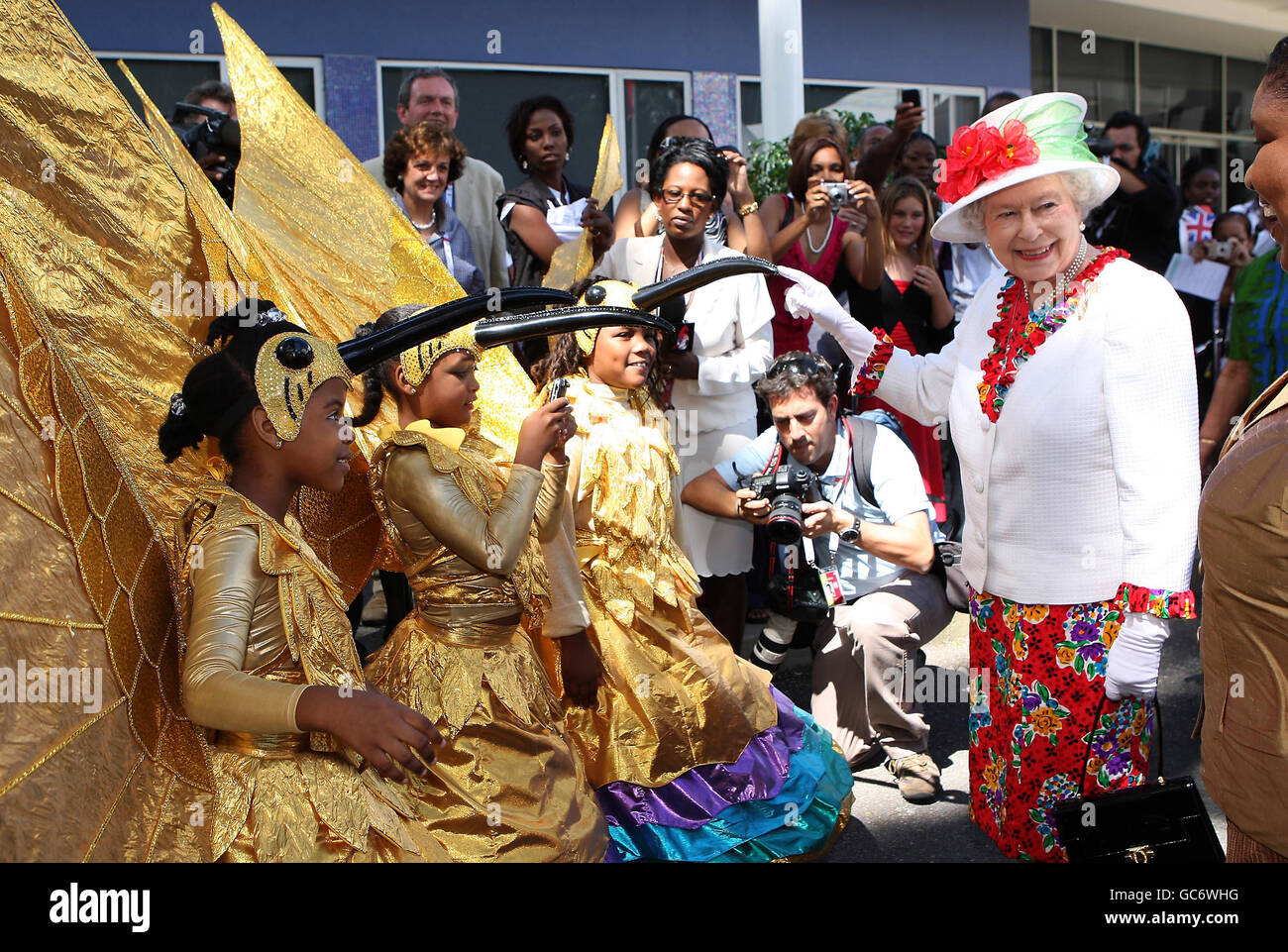La Regina Elisabetta II della Gran Bretagna è accolta da bambini vestiti in  costumi di carnevale al Queens Center, Porto di Spagna, Trinidad Foto stock  - Alamy