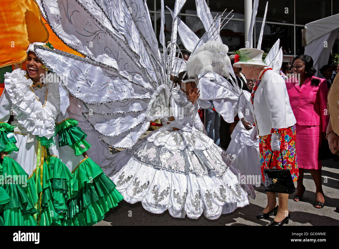 La Regina Elisabetta II della Gran Bretagna è accolta da bambini vestiti in  costumi di carnevale al Queens Center, Porto di Spagna, Trinidad Foto stock  - Alamy