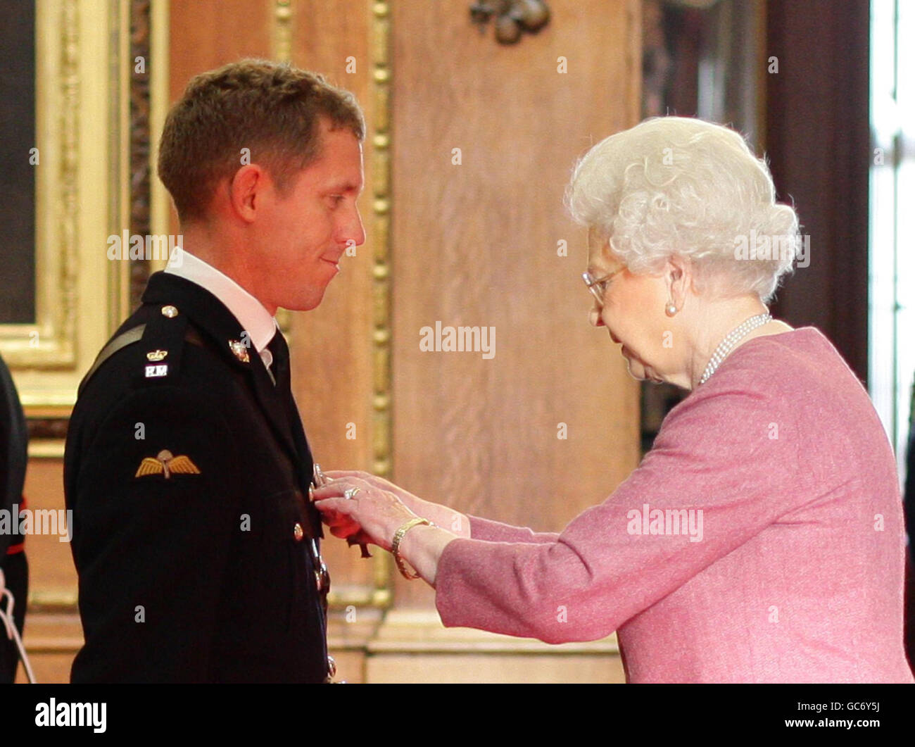 Il maggiore Richard Cantrill, Royal Marines, è decorato con la Croce militare dalla Regina al Castello di Windsor, per i servizi in Afghanistan. Foto Stock