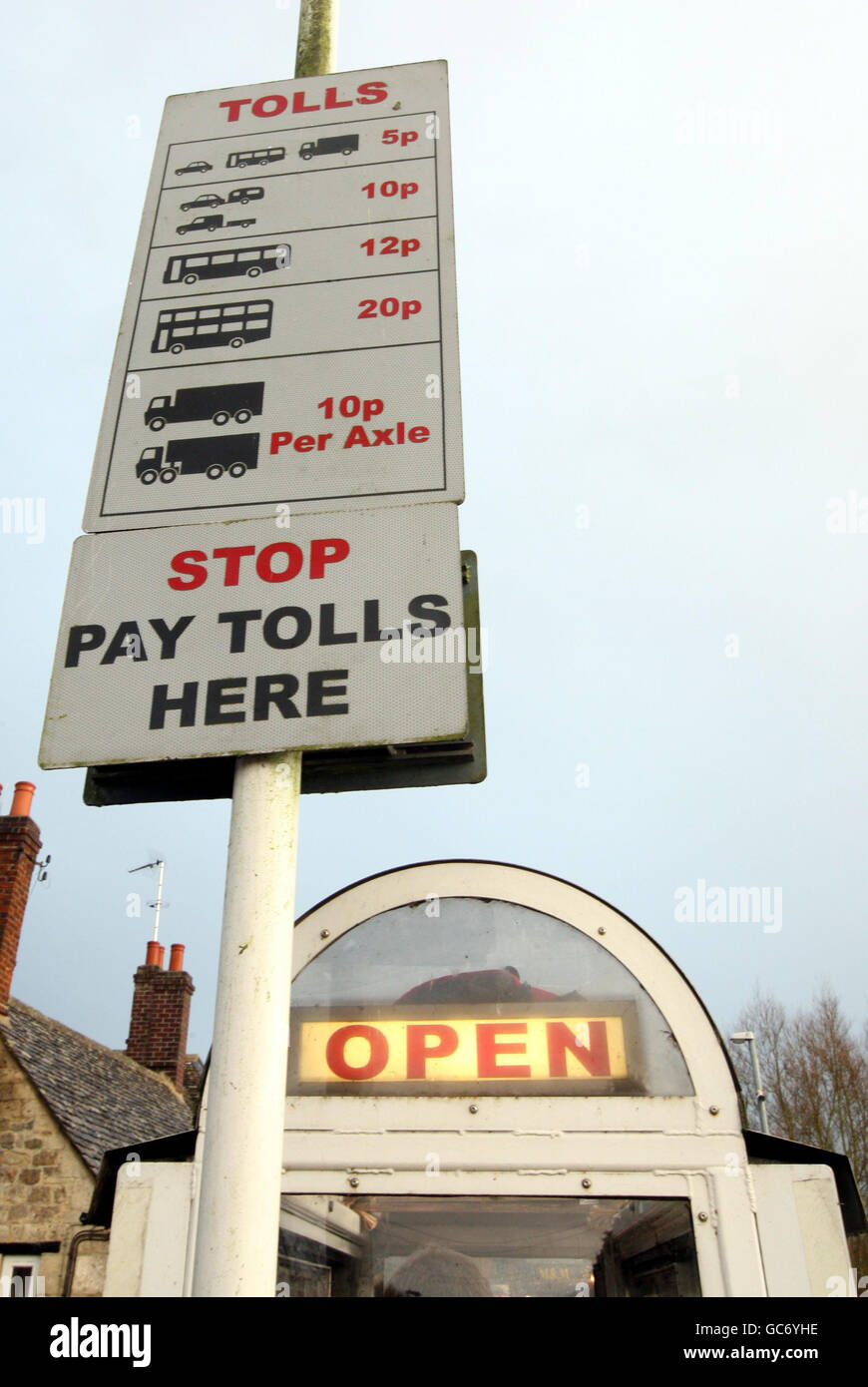 Vista generale del ponte a pedaggio Swinford sul Tamigi a Eynsham, Oxfordshire, che ha goduto di uno status di esenzione fiscale per più di 200 anni sarà venduto oggi all'asta. Foto Stock