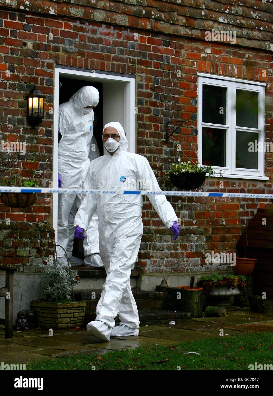 Gli investigatori della scena del crimine investigano la fattoria di Brockham a Brabourne Lees, Kent, dove i corpi di un uomo e di una donna sono stati scoperti ieri sera. Foto Stock