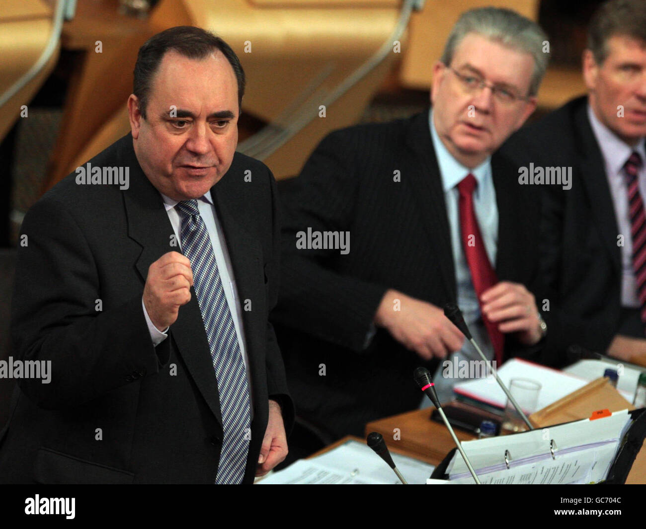 Il primo ministro scozzese Alex Salmond si occupa delle interrogazioni durante i primi ministri al parlamento scozzese di Edimburgo. Foto Stock