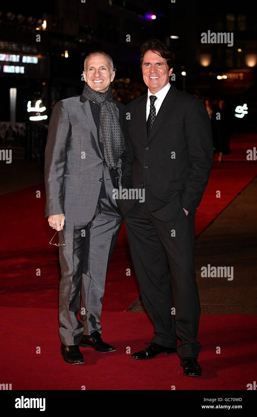 Il regista Rob Marshall (a destra) e il produttore John De Luca (a sinistra) arrivano per la prima mondiale di nove alla Odeon Leicester Square, Londra. Foto Stock