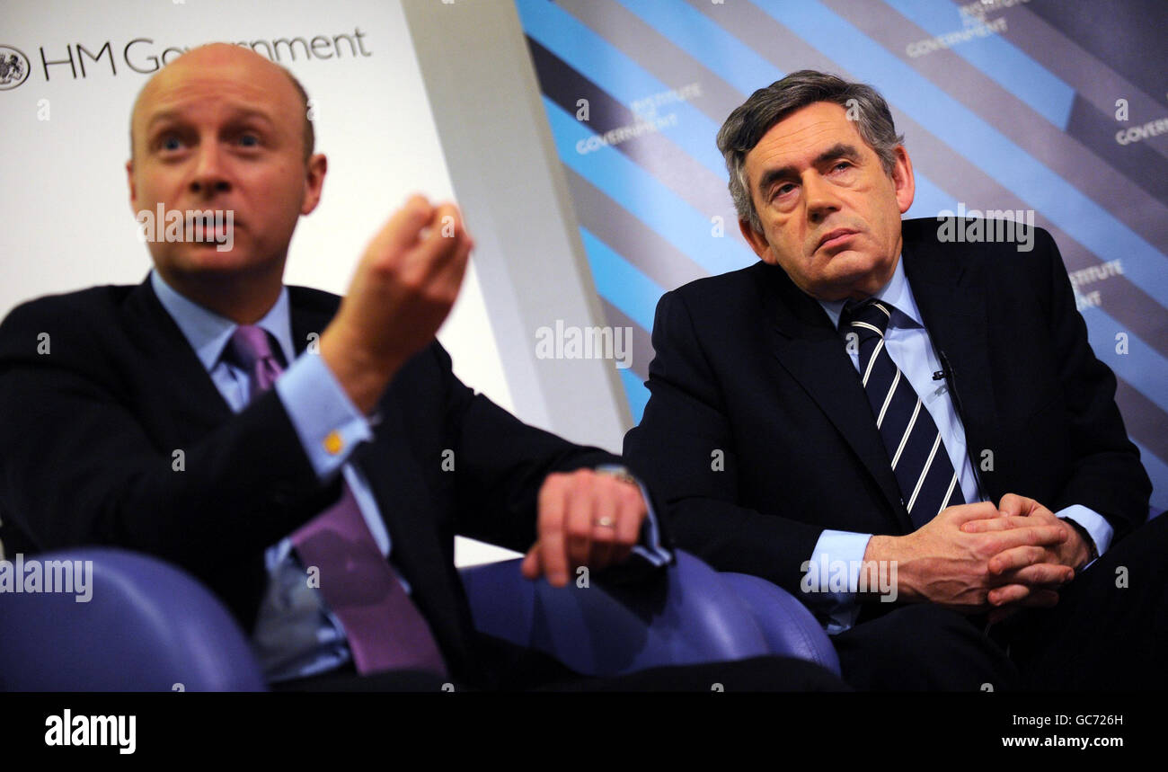 Il primo Ministro Gordon Brown (destra) Liam Byrne, il Segretario generale del Tesoro, risponde alle domande dopo che il PM ha tenuto un discorso sul governo più intelligente durante il quale ha annunciato tagli alla spesa pubblica e maggiori iniziative per rendere le informazioni disponibili attraverso il World Wide Web. Foto Stock