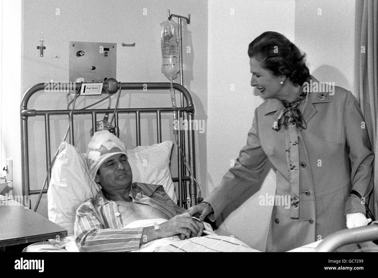 Il primo ministro Margaret Thatcher ha parlato con un soldato, al Westminster Hospital di Londra, quando ha visitato i feriti nell'attacco della bomba a chiodo in Ebury Bridge Road vicino alle caserme del Chelsea. Foto Stock