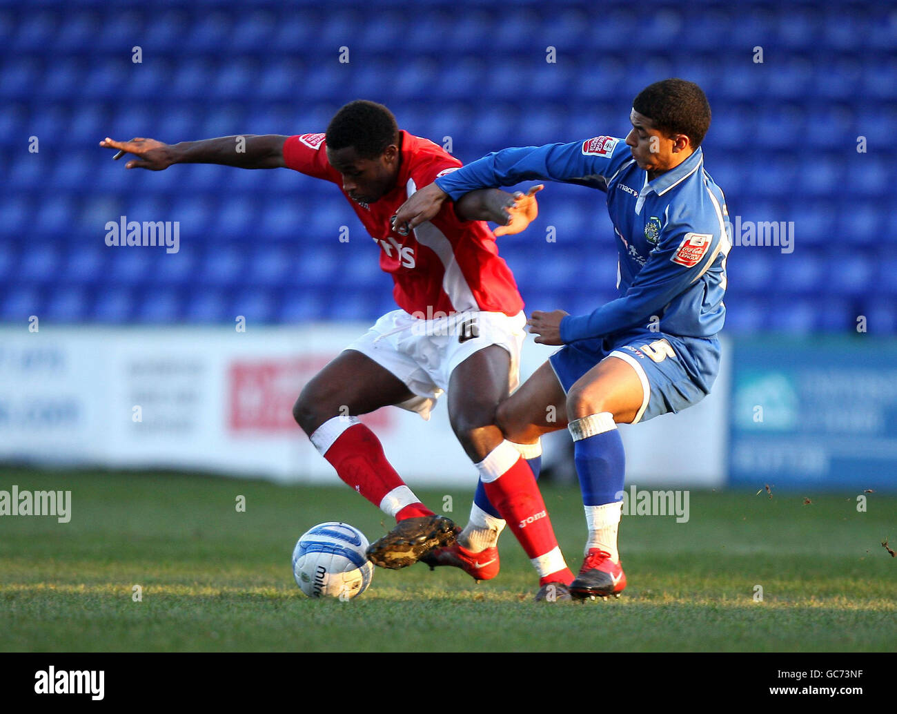 Liam Bridcutt della Stockport County (a sinistra) e Jose Semedo della Charlton Athletic durante la partita della Coca-Cola League uno a Edgeley Park, Stockport. Foto Stock