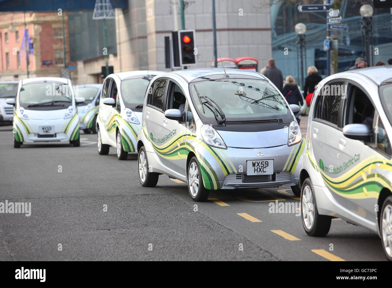 Un certo numero di Mitsubishi i-MiEV auto elettriche sulla strada a Birmingham dopo il suo lancio in città. Foto Stock