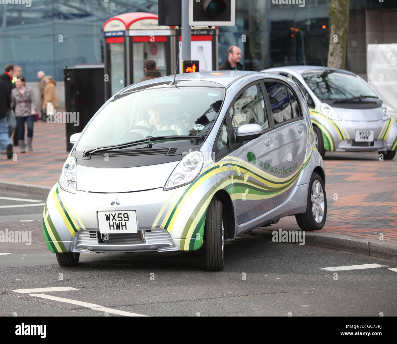 Il lancio della Mitsubishi i-MiEV auto elettrica in Birmingham Foto Stock