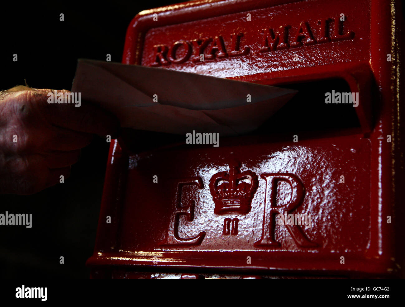 Una lettera è posta in una scatola rifinita della lampada della posta reale a Machan Engineering in Denny. Machans è l'unica azienda nel Regno Unito a produrre la scatola postale per la Royal Mail. Foto Stock