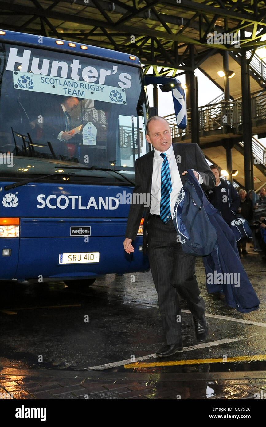 Il pullman scozzese Andy Robinson si trova a pochi passi dall'autobus fuori Murrayfield. Foto Stock