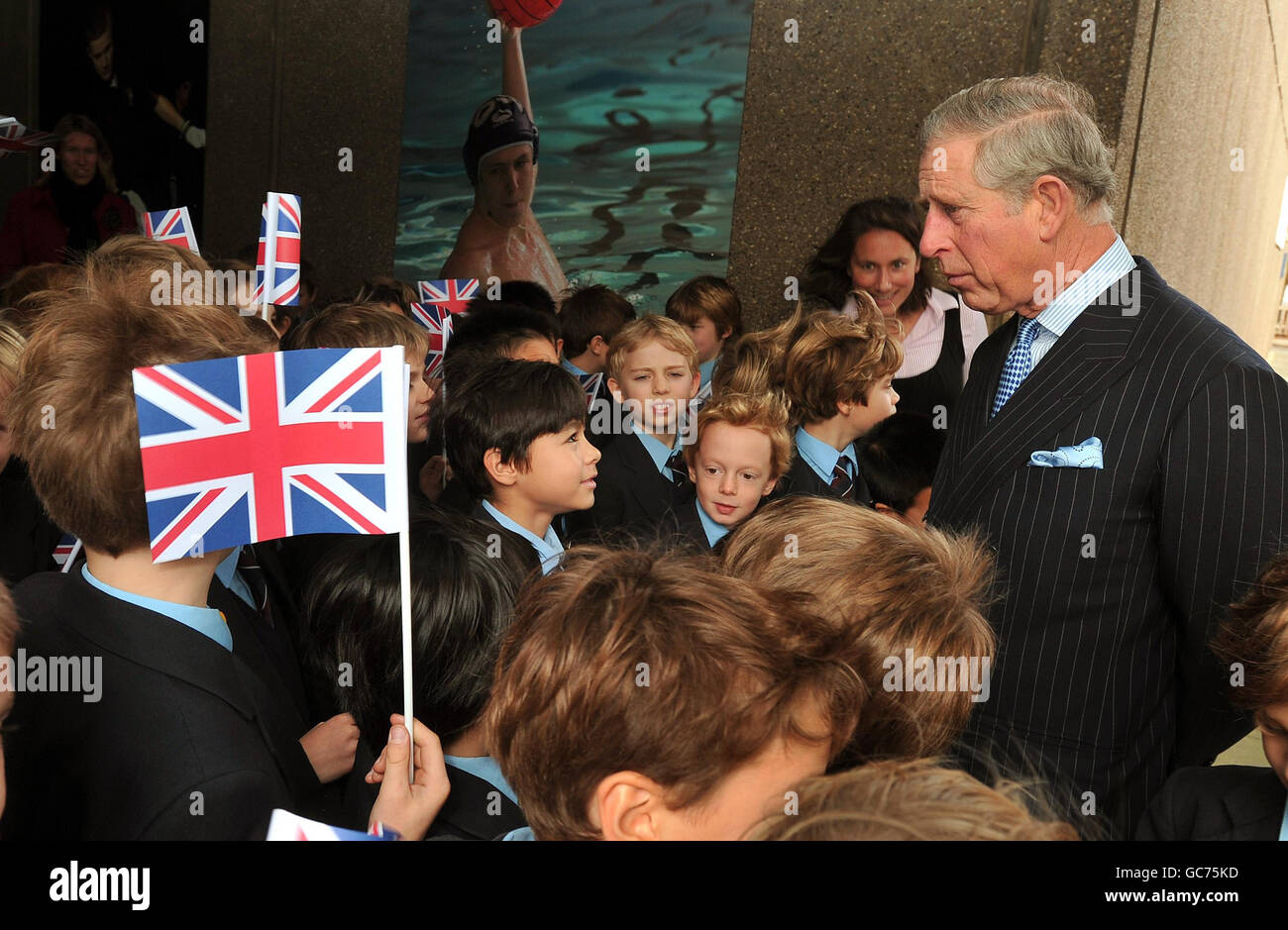 Il Principe di Galles parla con un gruppo di studenti, durante una visita al Dipartimento d'Arte della St. Paul's School, che celebra il suo 500° anniversario nella parte sud-occidentale di Londra, questa mattina. Foto Stock