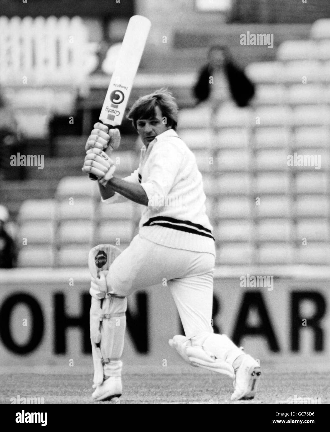 Cricket - Campionato della contea di Schweppes 1981 - Surrey contro Warwickshire - primo giorno - l'ovale. Geoffrey Philip Howarth di Surrey in azione Foto Stock
