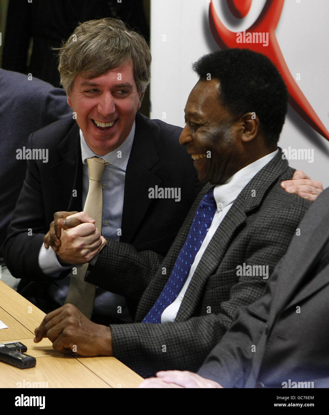 La leggenda brasiliana del calcio Pele con il capo esecutivo fai John Delaney (a sinistra) durante una conferenza stampa in vista della raccolta fondi "una serata con Pele" in aiuto del nostro Lady's Children's Hospital, Crumlin, e Little Prince Children's Hospital in Brasile, presso la Children's Medical Research Foundation, Dublino. Foto Stock