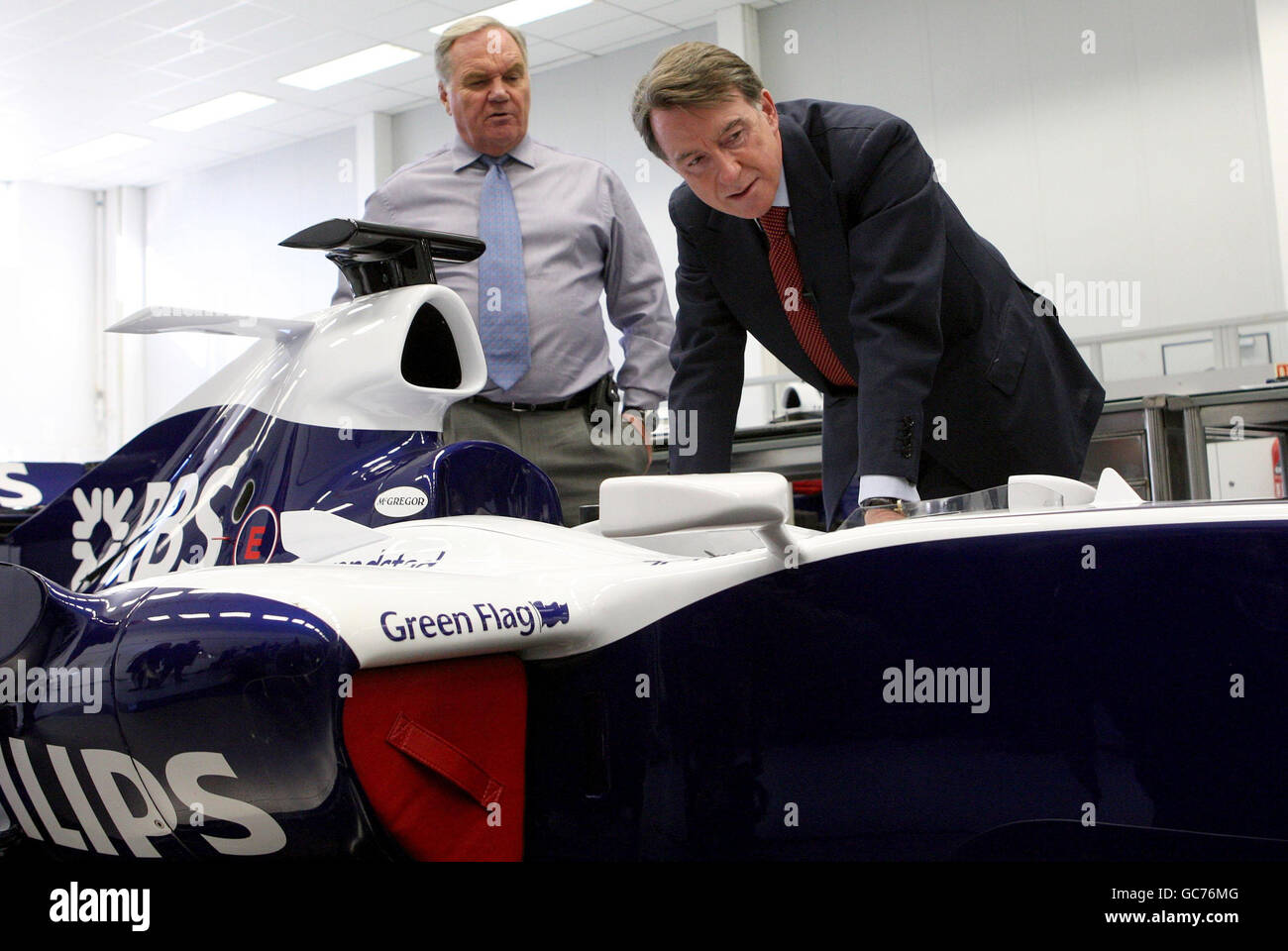 Lord Mandelson (a destra) e l'ingegnere capo Patrick Head con una delle auto storiche della Williams F1 durante una visita alla sede centrale del team di Wantage, Oxfordshire. Foto Stock