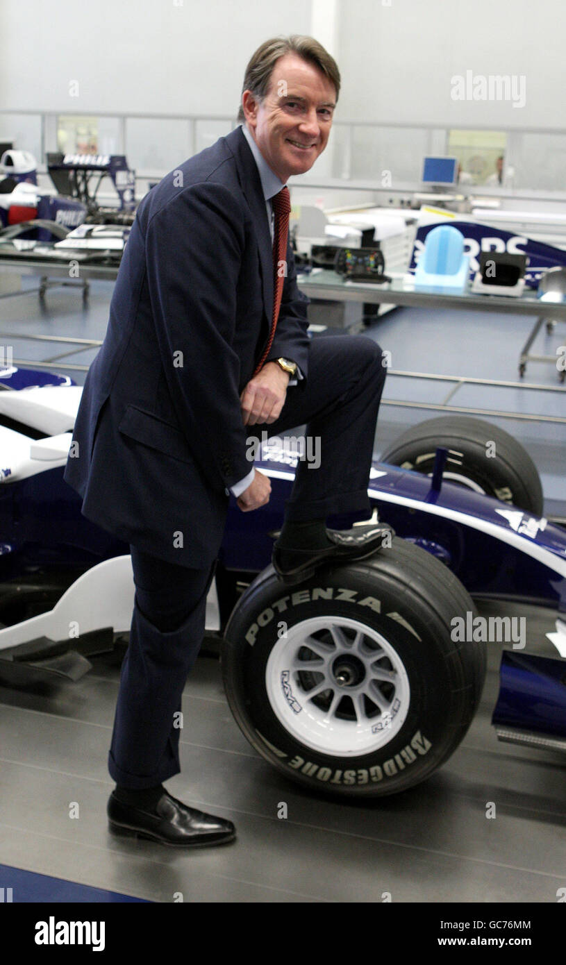 Lord Mandelson con una delle storiche vetture Williams F1 durante una visita alla sede centrale delle squadre di Wantage, Oxfordshire. Foto Stock