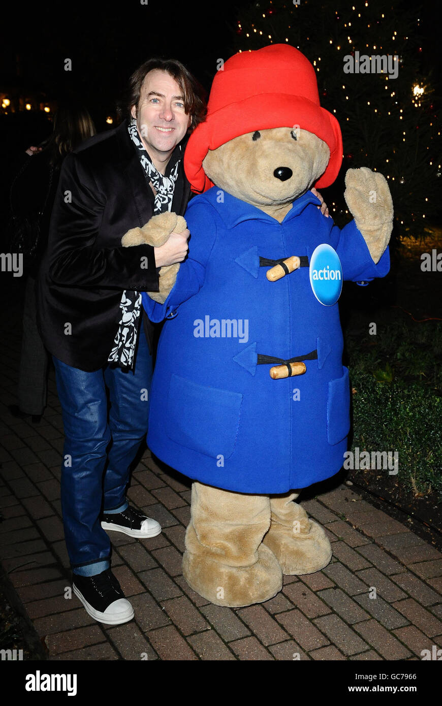 Jonathon Ross e Paddington Bear dopo che Ross ha acceso le luci di Paddington, su Praed Street, a Londra. Foto Stock